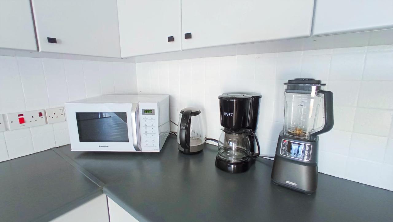 Luxury Private Rooms -Sea View, Netflix, Gym- 5 Min From Beach! - Private Room In Shared Apartment Larnaca Exteriör bild