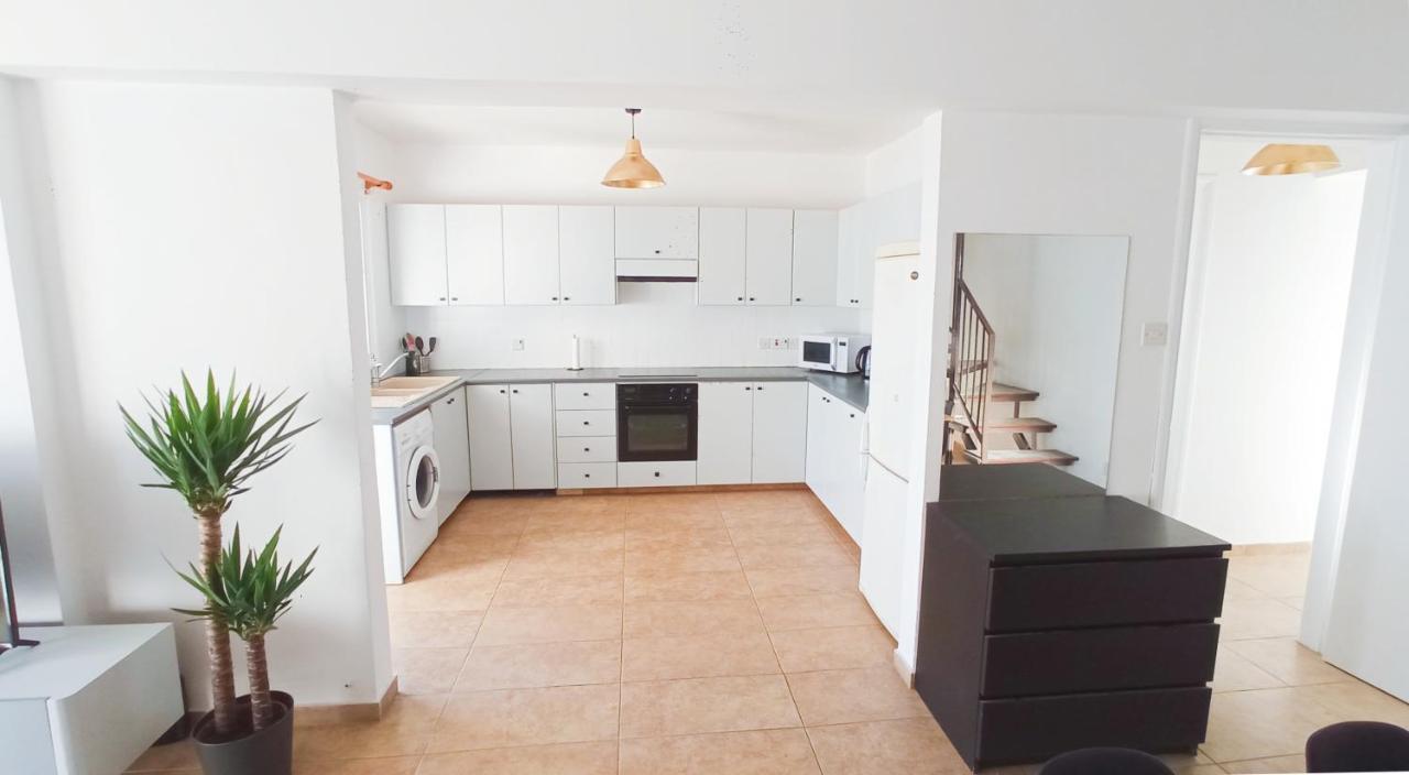 Luxury Private Rooms -Sea View, Netflix, Gym- 5 Min From Beach! - Private Room In Shared Apartment Larnaca Exteriör bild