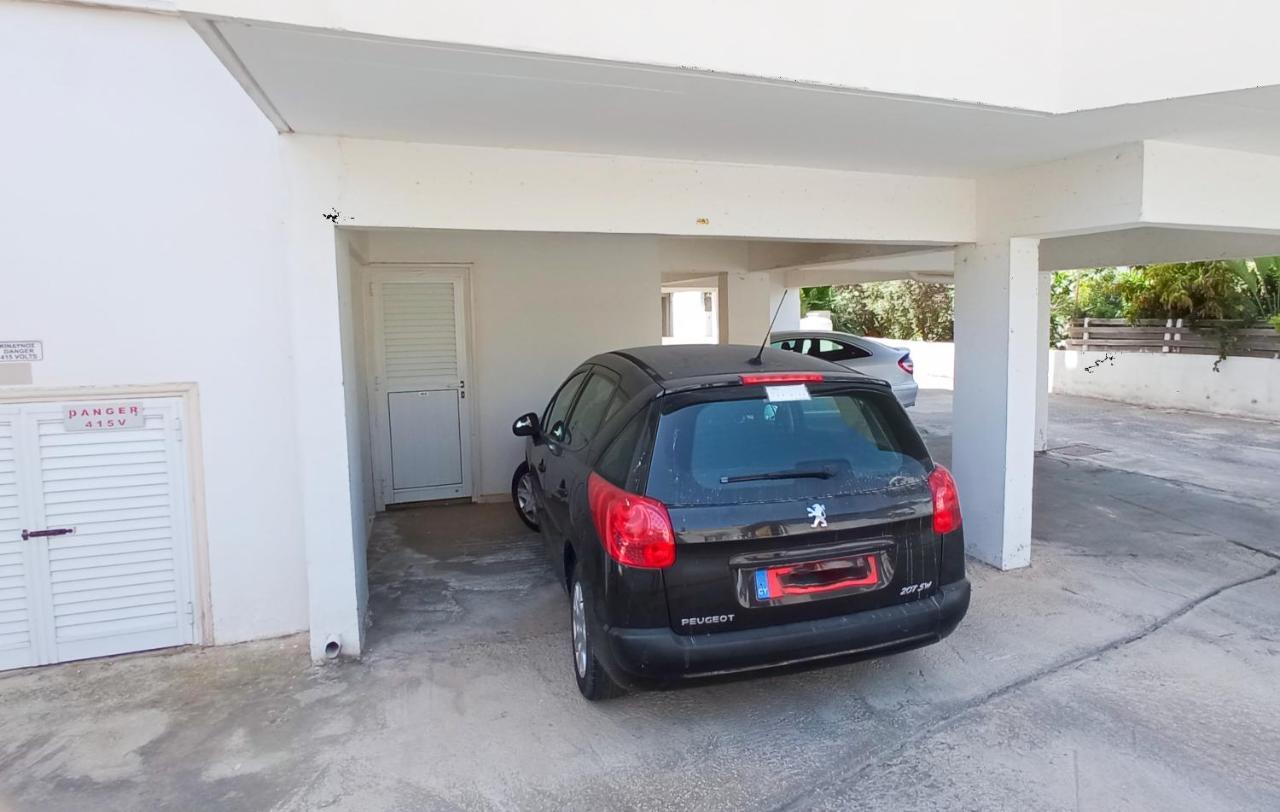 Luxury Private Rooms -Sea View, Netflix, Gym- 5 Min From Beach! - Private Room In Shared Apartment Larnaca Exteriör bild