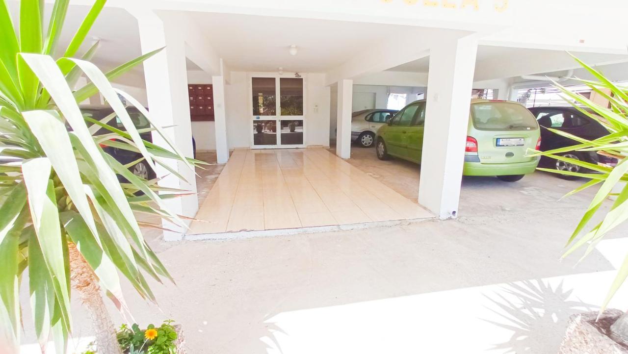 Luxury Private Rooms -Sea View, Netflix, Gym- 5 Min From Beach! - Private Room In Shared Apartment Larnaca Exteriör bild