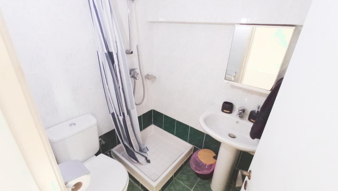 Luxury Private Rooms -Sea View, Netflix, Gym- 5 Min From Beach! - Private Room In Shared Apartment Larnaca Exteriör bild